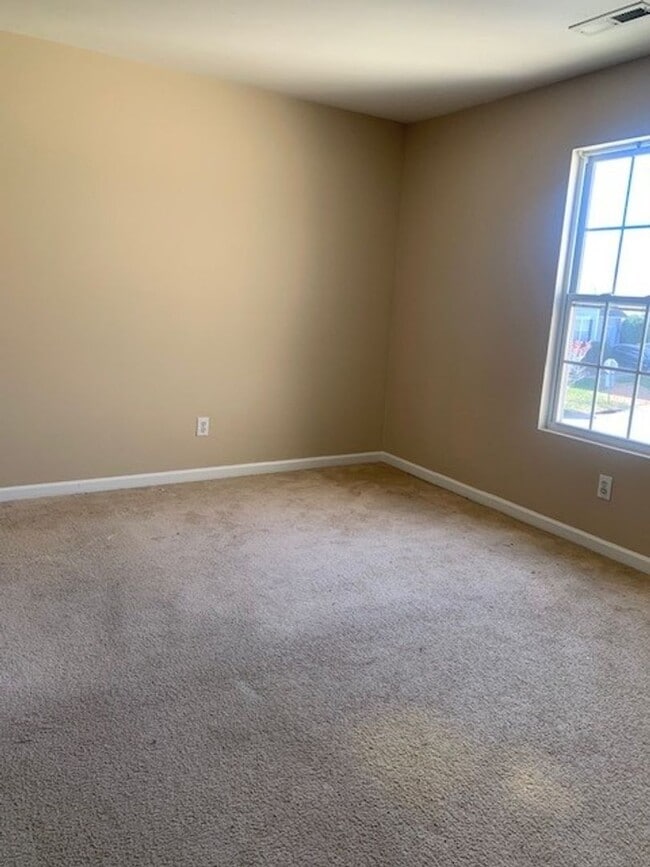 Building Photo - Spacious 4 Bedroom 2.5 Baths located off Jonestown Road!