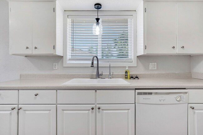 Building Photo - Well kept 3 bed, 1 bath in NE Salem