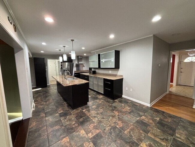 Building Photo - 5327 Chantilly Ln