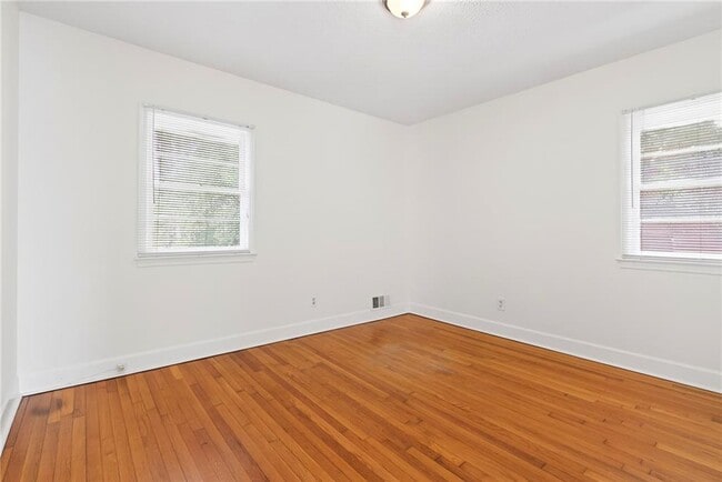 Building Photo - 3006 Hollywood Dr