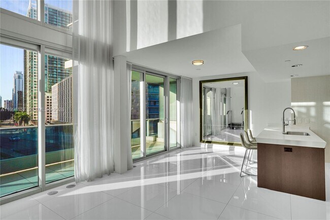 Building Photo - 200 Biscayne Blvd Way