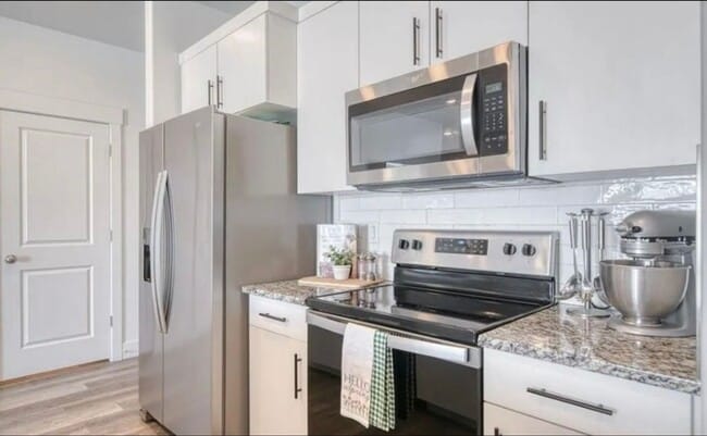 Building Photo - 3 Bed 2.5 Bath Townhome with Great Amenities