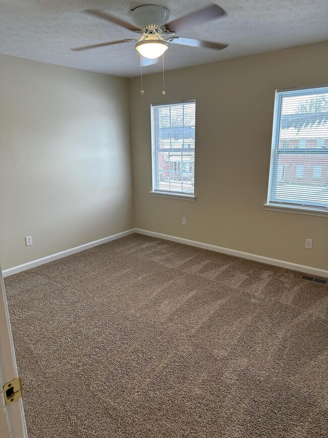 Building Photo - 3853 Sugar Creek Dr