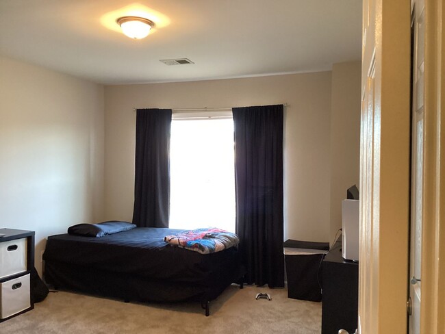 Building Photo - Gorgeous Four Bedroom Home in Northeast Co...