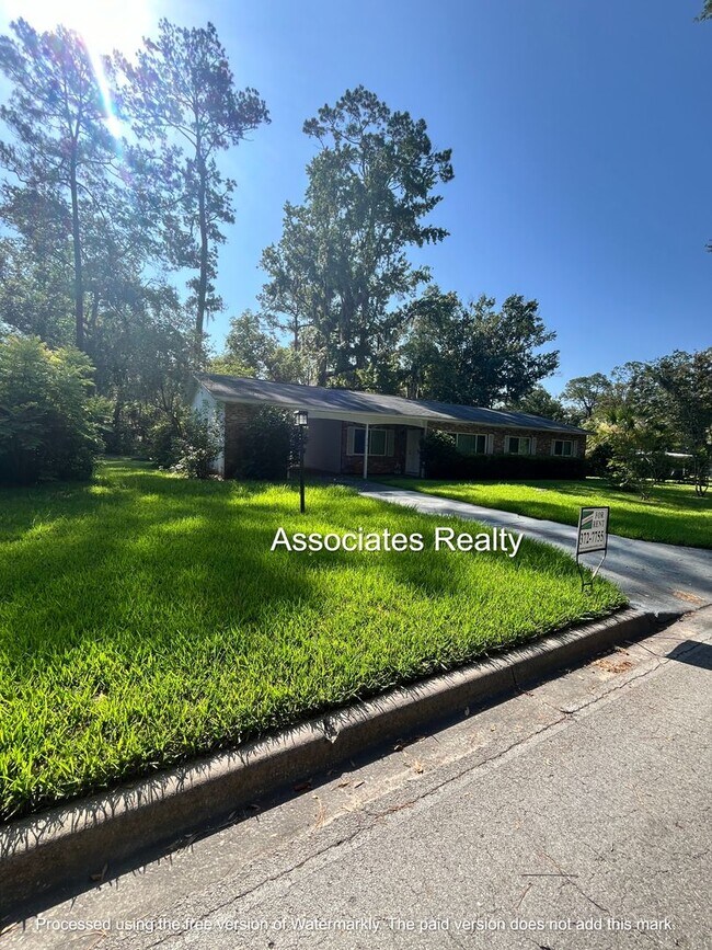 Building Photo - Cute & Convenient to Everything!