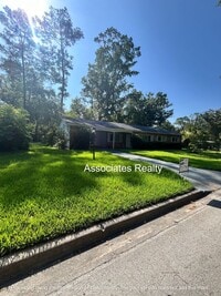 Building Photo - Cute & Convenient to Everything!