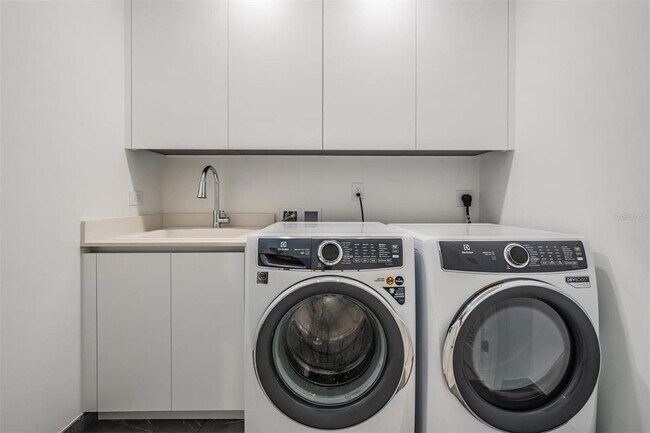 Building Photo - 3015 S Ysabella Ave