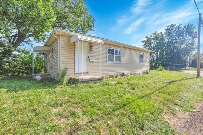 Building Photo - 307 S Wheatland Ave