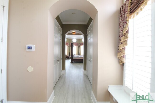 Building Photo - 112 Manor Row
