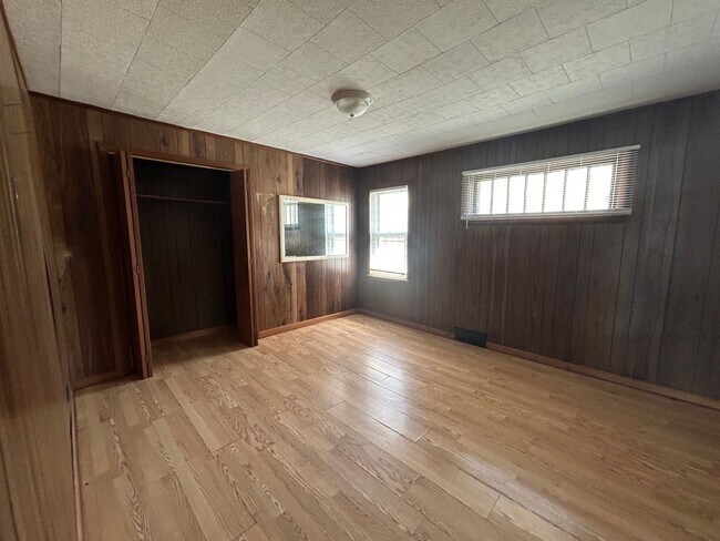 Building Photo - 2 Bedroom House-Available Now!