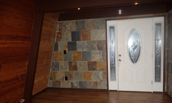 Building Photo - 2 Story 2 Bedroom 1 3/4 Bath Chalet Style on the Golf Course