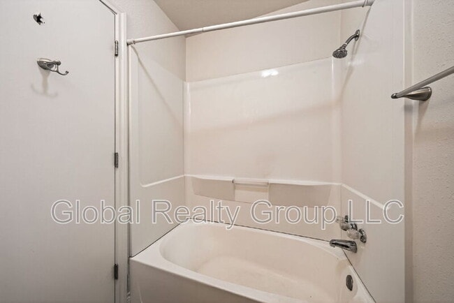 Building Photo - 517 Oak Dr