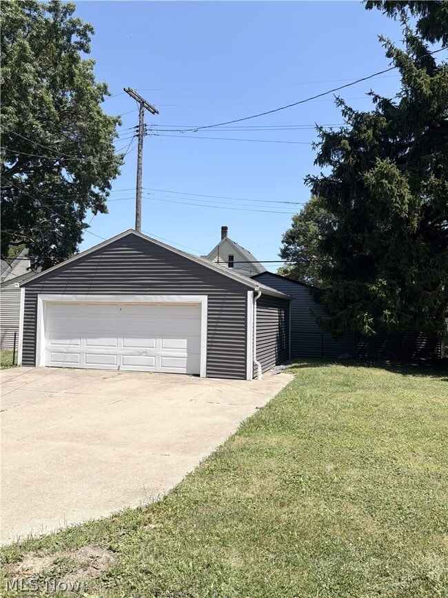 Building Photo - 2049 West Blvd