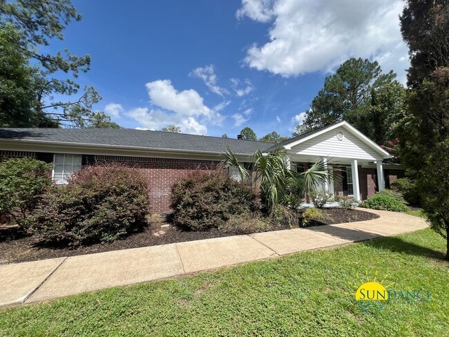 Building Photo - Spacious 3-Bedroom Retreat with New Kitchen Appliances!