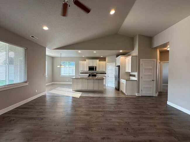 Building Photo - Centrally Located in Kennewick!