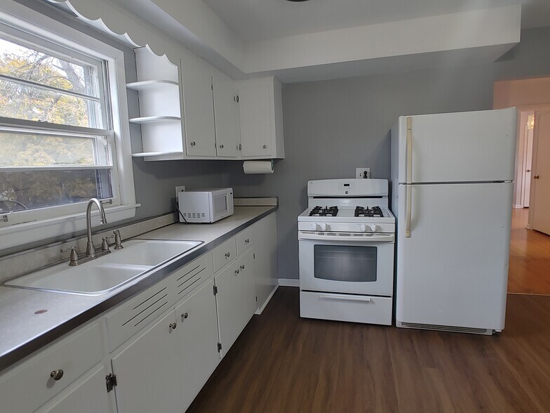 Kitchen - 4158 N Meade Ave