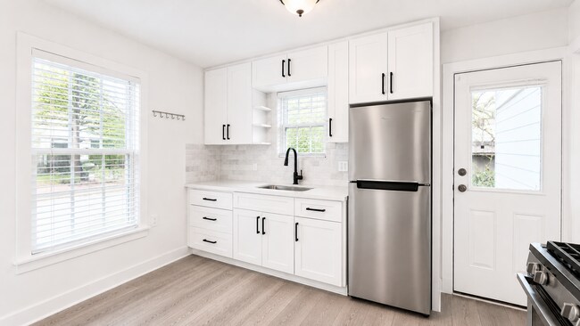 Building Photo - 5 bed 3 bath