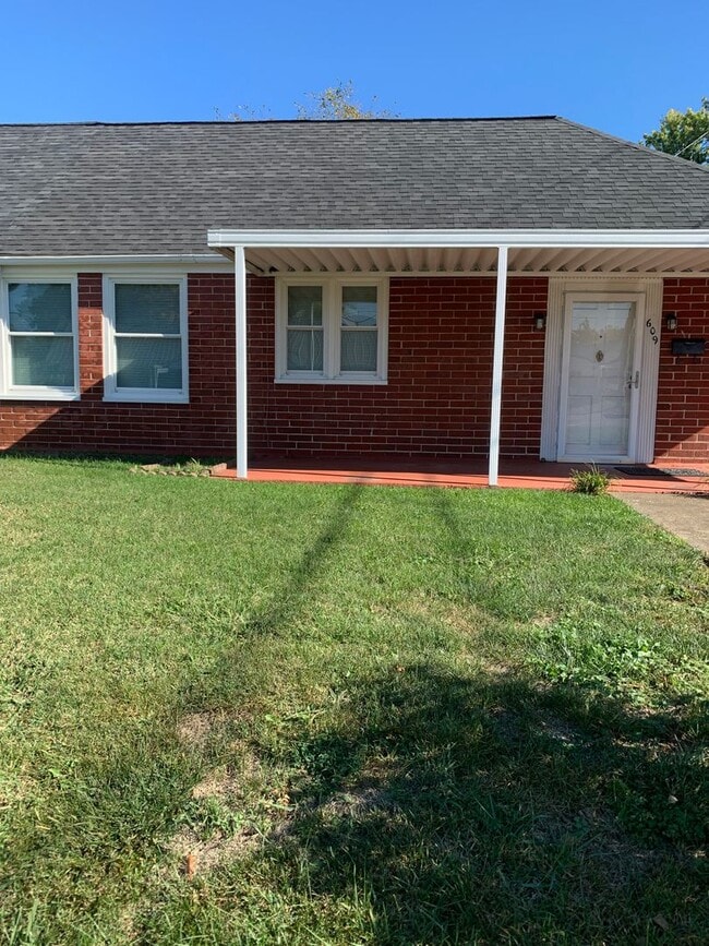 Building Photo - 2 Bedroom/1 bath Brick Duplex  Kingsport, TN