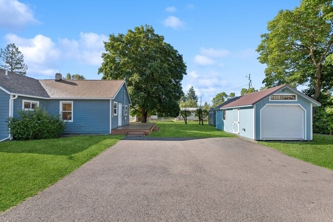 Building Photo - Charming 2 bedroom, 1 bath house