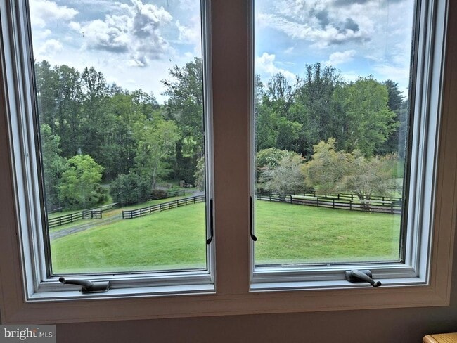 Building Photo - 9078 Knoll Run Ln