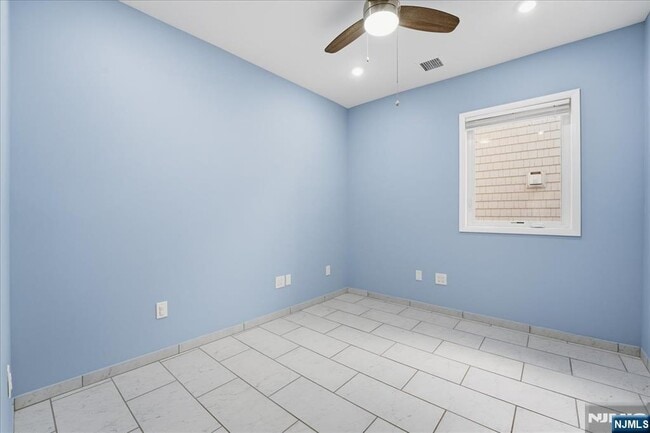 Building Photo - 85 Beckwith Pl