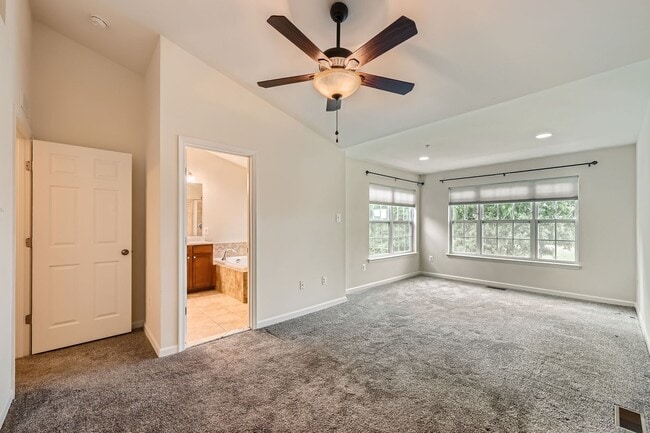Building Photo - Spacious & Stylish 3BR/2.5BA TH in Frankli...