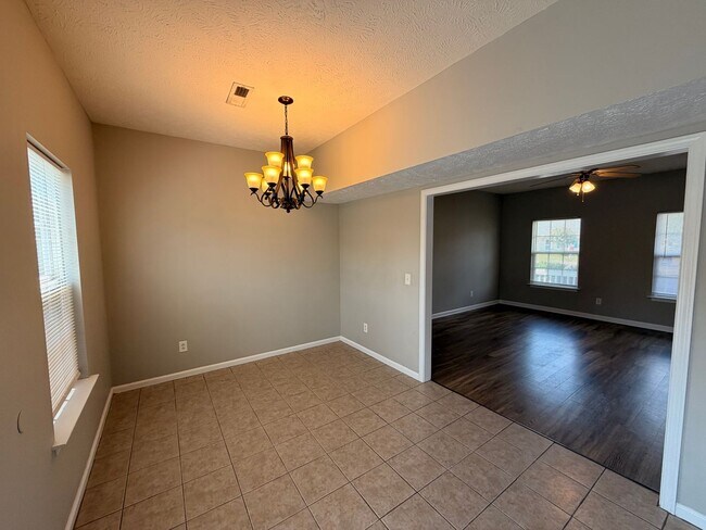 Building Photo - 3 BR, 2.5 BA, 2 Car Garage, Fenced in Backyard