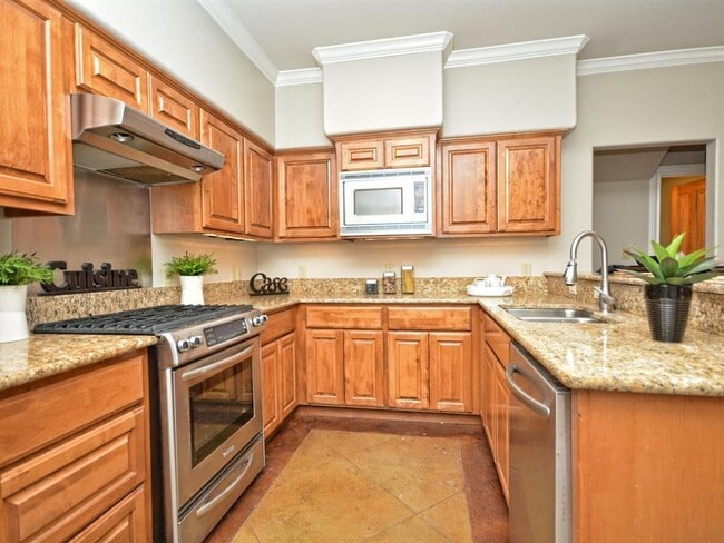 Building Photo - 907 Ellingson Ln