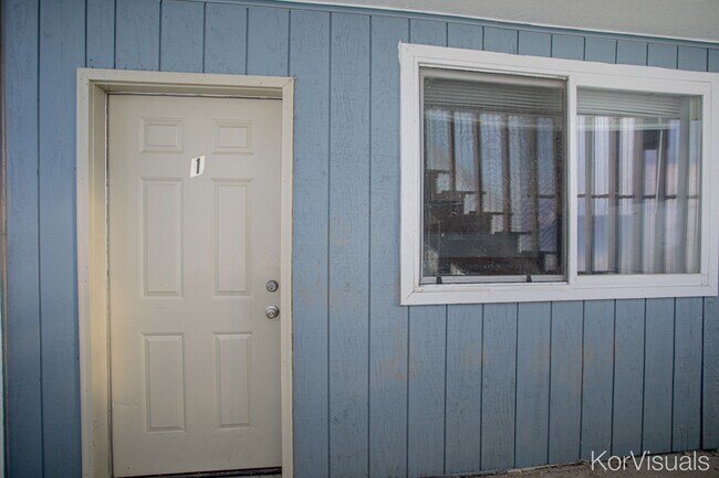 Building Photo - 1 BD, 1 BA Apartment Nestled Back on a Cul-de-Sac