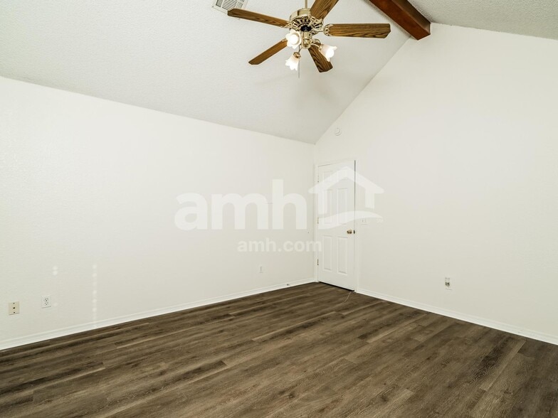 Building Photo - 1412 N Umbrella Ave