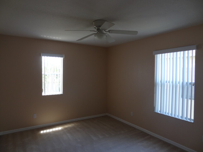 Building Photo - 3 Bedroom, 2.5 Bathroom Home with Bonus Lo...