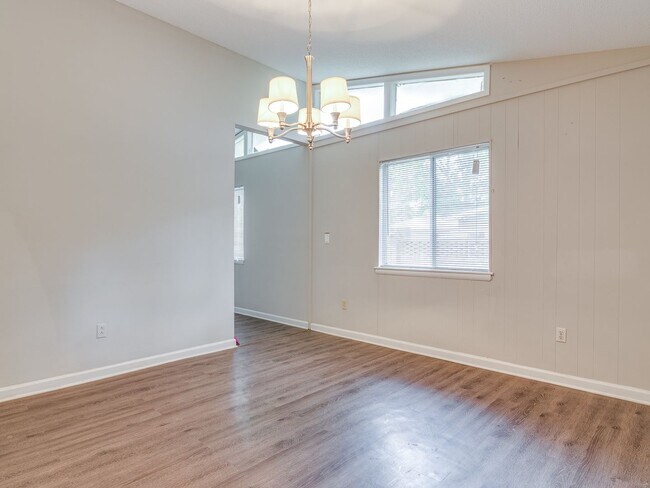 Building Photo - -Beautifully renovated 3 bedroom, 2 bathro...
