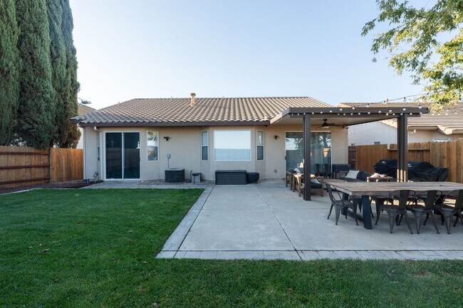 Building Photo - Stunning 3 Bedroom 2 Bath Home