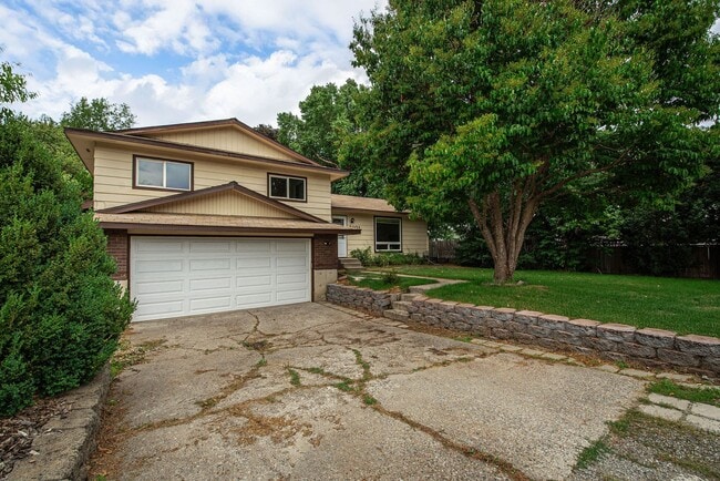 Building Photo - Spacious 3-Bed Home in Hayden with Large Y...