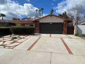 Building Photo - Stunning 3b/2b home with views of the golf course