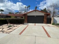 Building Photo - Stunning 3b/2b home with views of the golf course
