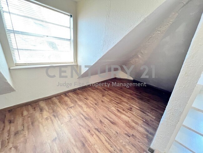Building Photo - Great 1/1 Efficiency Apartment Within Walk...