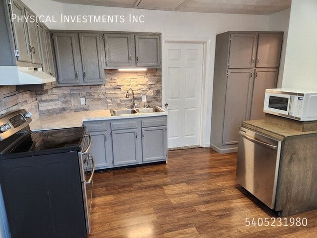 Building Photo - 1 17th St SE