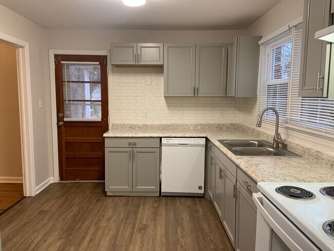 Building Photo - Renovated 3 Bedroom across from Golden Gat...