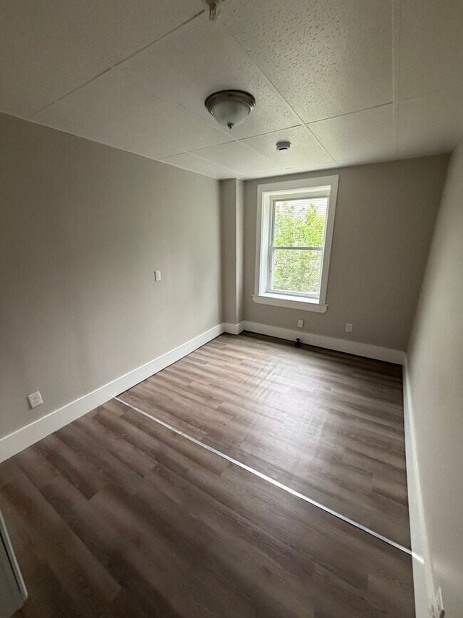 Building Photo - Studio Apartment for Rent – Utilities Included!