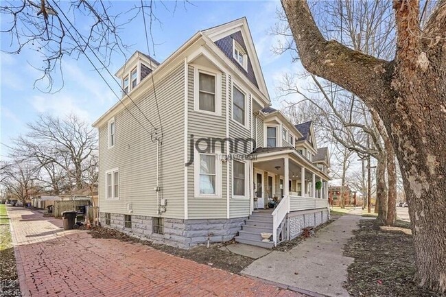 Building Photo - 1303 Castle Ave