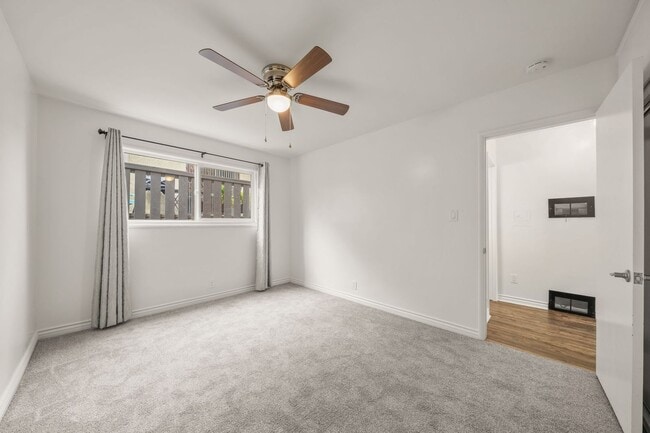 Building Photo - 2 Bed 1 Bath Updated Gated Condo Near Beac...