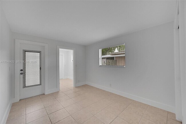 Building Photo - 810 SW 12th Ct