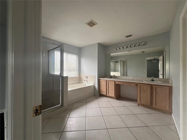 Building Photo - 10782 Plantation Bay Dr