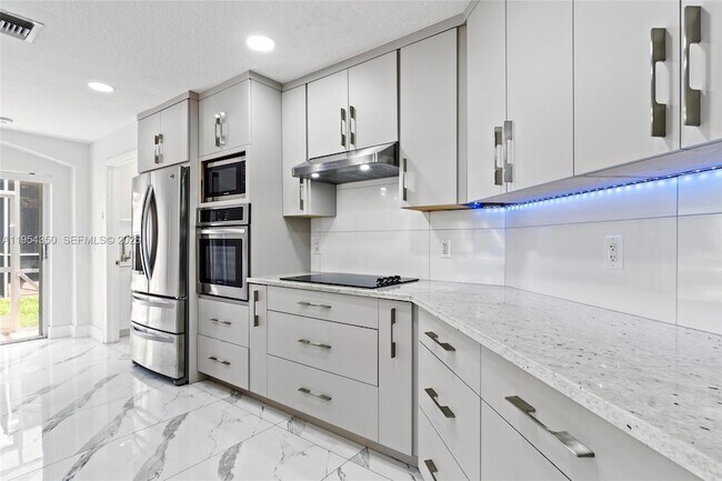 Building Photo - 6357 Brava Way