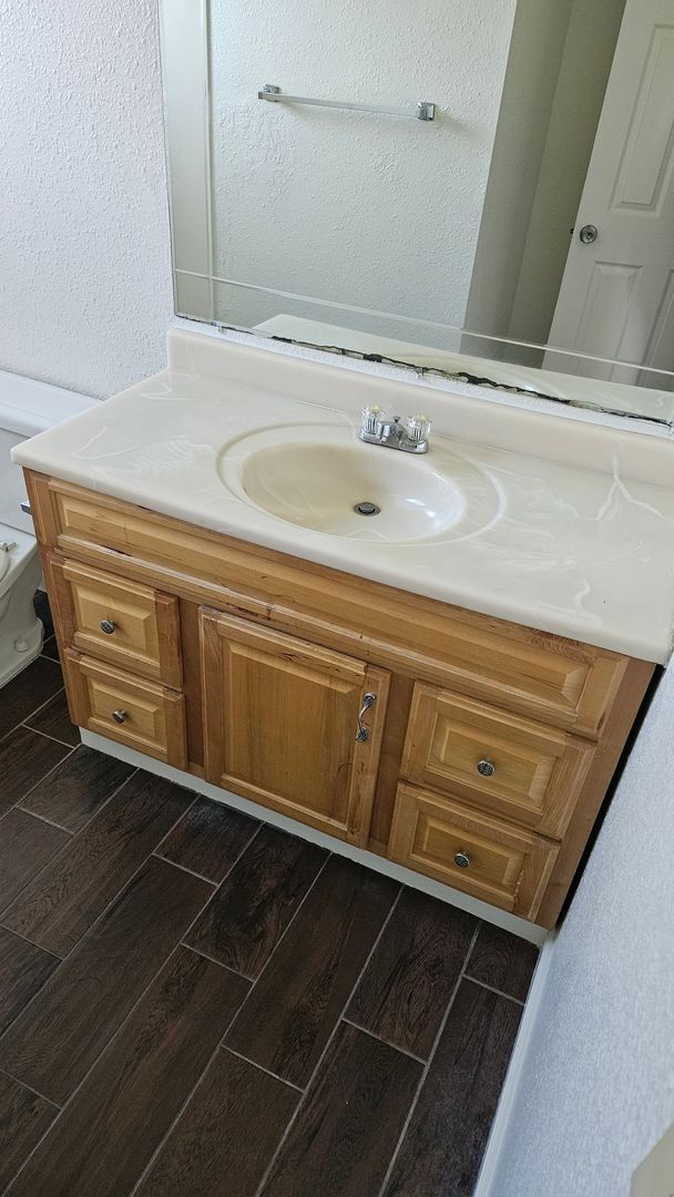 Building Photo - Spacious 3 bedroom with large backyard