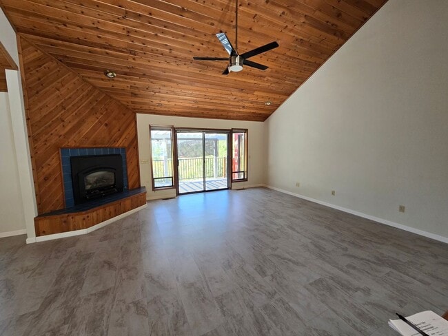 Building Photo - Welcome to this charming 2-bedroom, 1 1/2-...