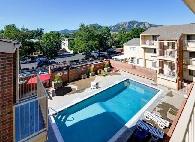 Building Photo - One Bedroom Main Level Condo for Rent Near CU