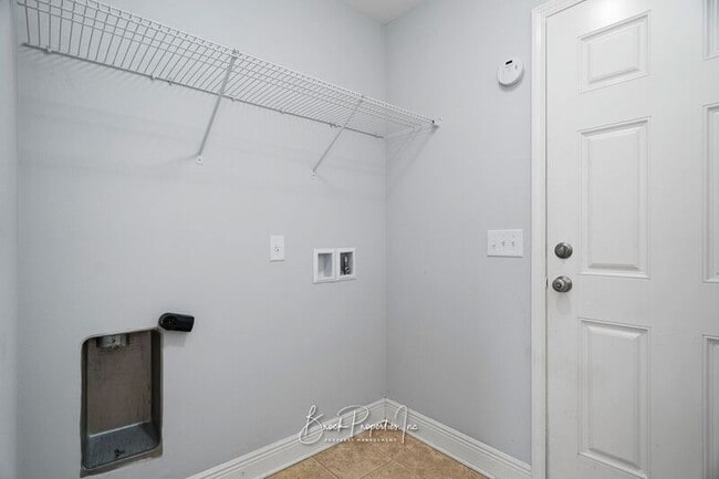 Building Photo - 6130 Autumn Pines Cir