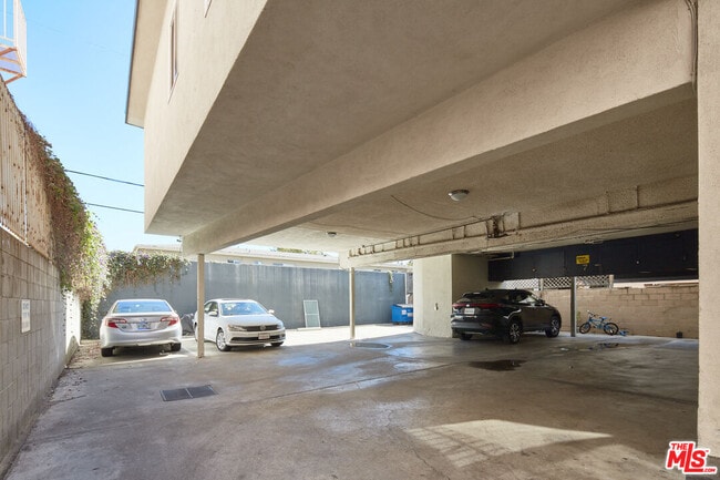 Building Photo - 3126 S Canfield Ave